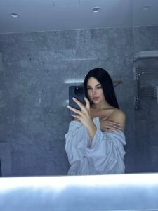 Эскортница Мирэль - грудь 2, рост 165 см, вес 48 кг, цвет волос Русые, этничность Европейская