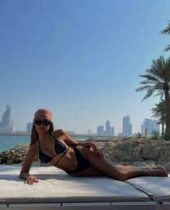 Эскортница Элла - грудь 3, рост 170 см, вес 53 кг, цвет волос Русые, этничность Азиатская