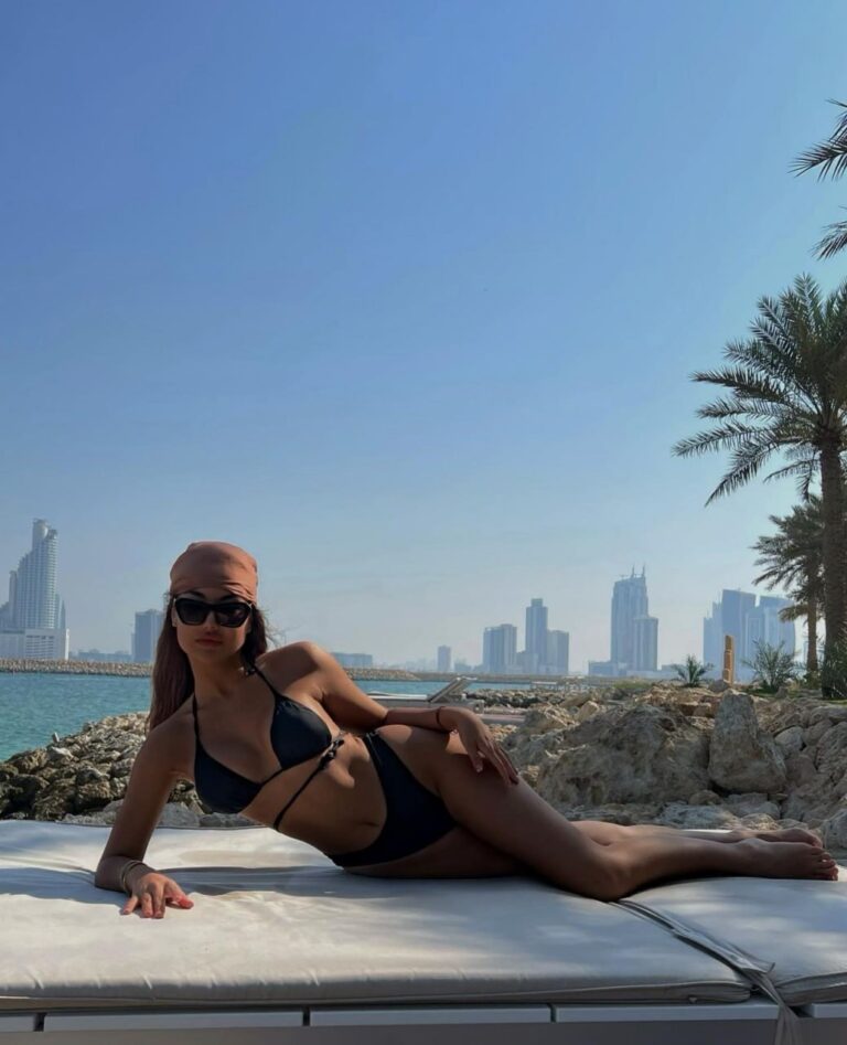 Эскортница Элла - грудь 3, рост 170 см, вес 53 кг, цвет волос Русые, этничность Азиатская