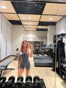 Эскортница Элла - грудь 3, рост 170 см, вес 53 кг, цвет волос Русые, этничность Азиатская