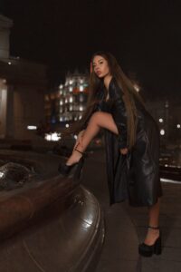 Эскортница Алора - грудь 3, рост 170 см, вес 58 кг, цвет волос Шатенки, этничность Европейская