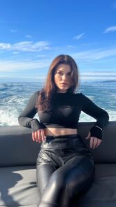 Эскортница Бэлла - грудь 3, рост 167 см, вес 50 кг, цвет волос Шатенки, этничность Европейская