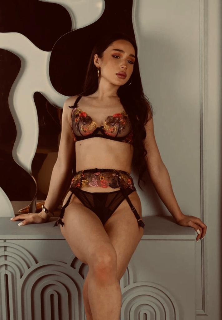 Эскортница Карина - грудь 2, рост 167 см, вес 55 кг, цвет волос Брюнетки, этничность Арабская