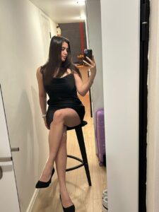 Эскортница Арина - грудь 4, рост 169 см, вес 56 кг, цвет волос Брюнетки, этничность Европейская