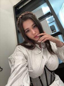 Эскортница Арина - грудь 4, рост 169 см, вес 56 кг, цвет волос Брюнетки, этничность Европейская