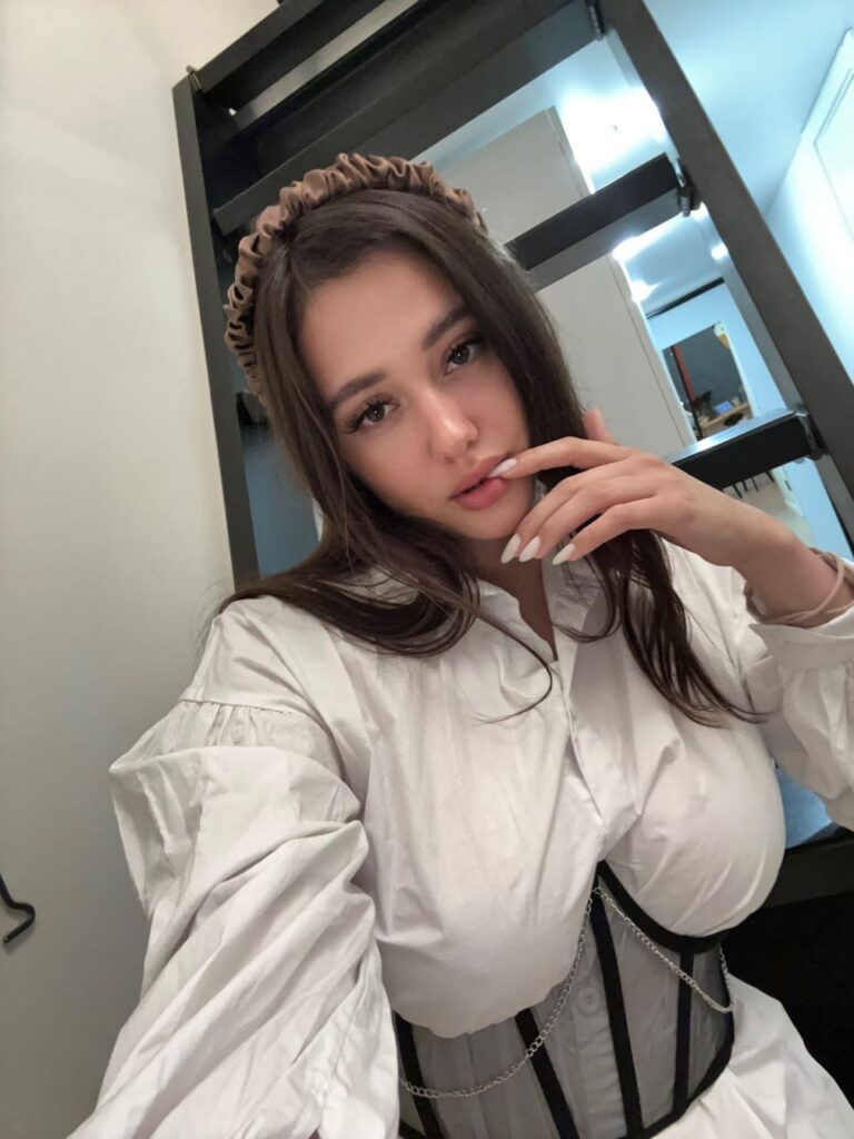 Эскортница Арина - грудь 4, рост 169 см, вес 56 кг, цвет волос Брюнетки, этничность Европейская