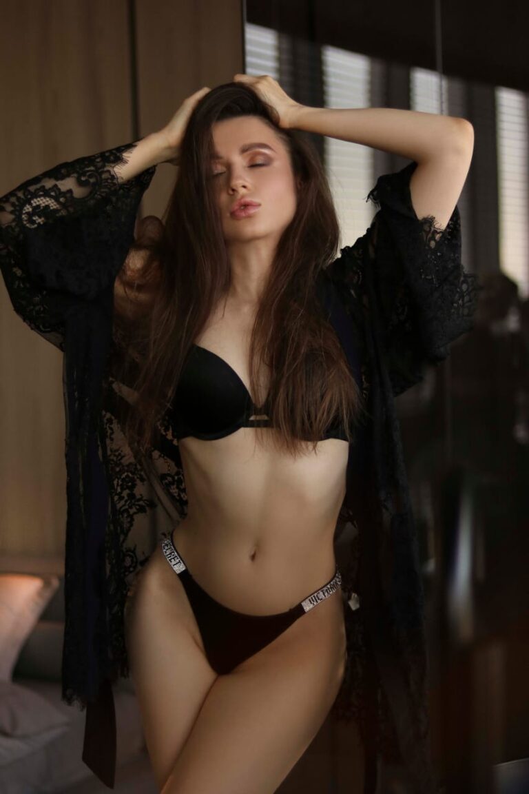 Эскортница Софья - грудь 2, рост 170 см, вес 48 кг, цвет волос Шатенки, этничность Европейская