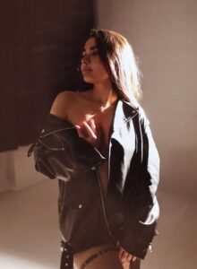 Эскортница Джиа - грудь 2, рост 170 см, вес 58 кг, цвет волос Шатенки, этничность Европейская