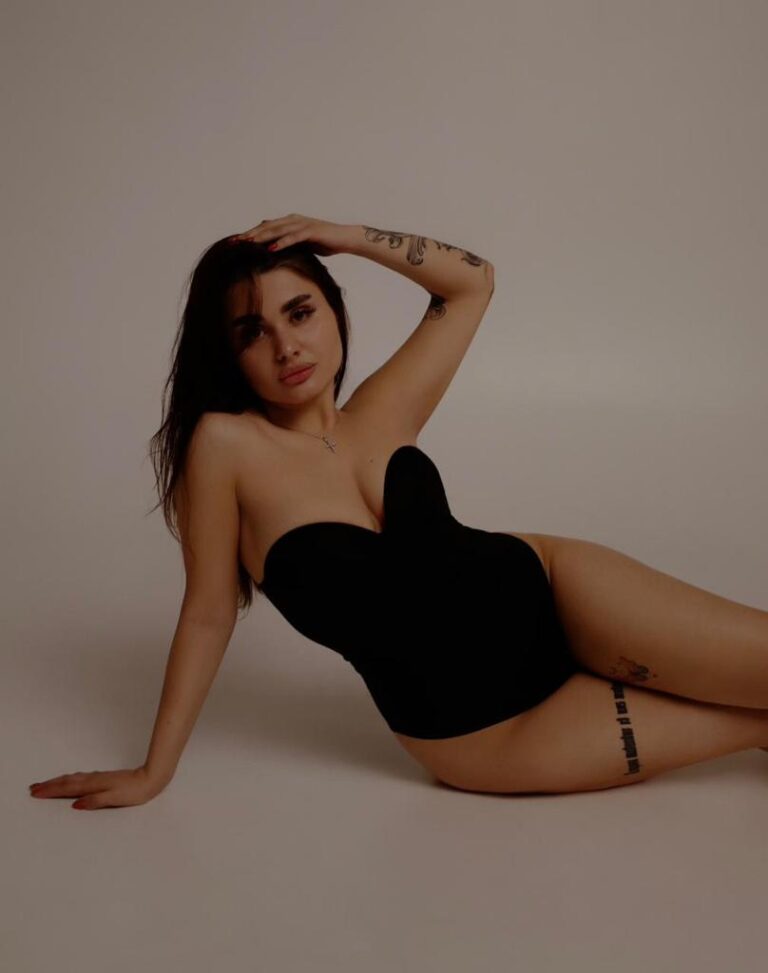 Эскортница Джиа - грудь 2, рост 170 см, вес 58 кг, цвет волос Шатенки, этничность Европейская