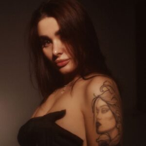 Эскортница Джиа - грудь 2, рост 170 см, вес 58 кг, цвет волос Шатенки, этничность Европейская