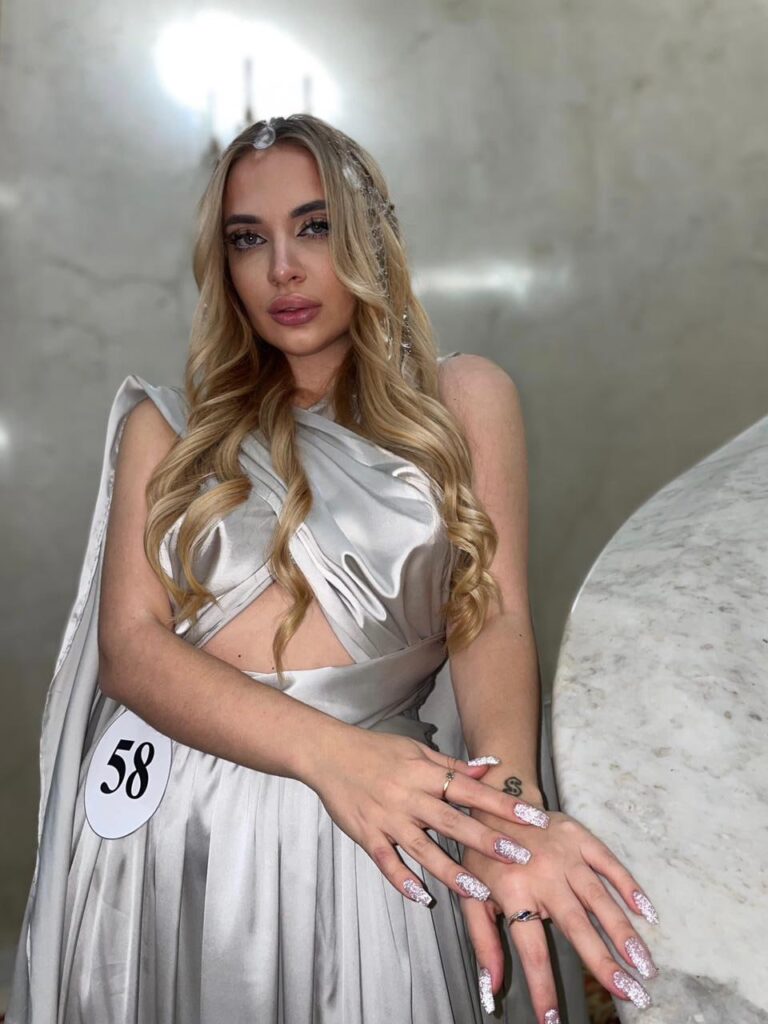 Эскортница Стефания - грудь 2, рост 162 см, вес 54 кг, цвет волос Блондинки, этничность Европейская