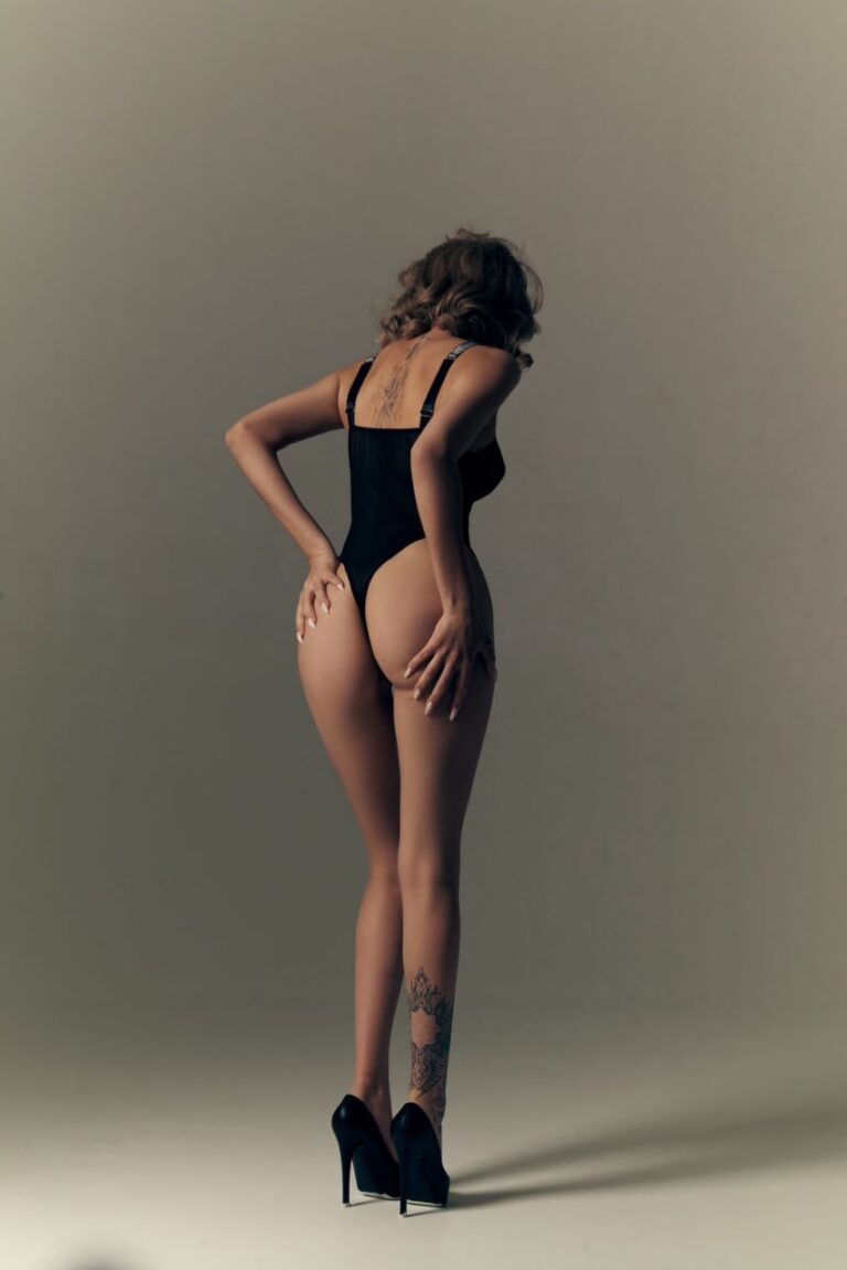 Эскортница Луна - грудь 2, рост 167 см, вес 49 кг, цвет волос Блондинки, этничность Арабская