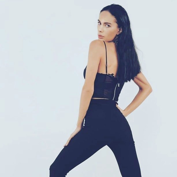 Эскортница Амира - грудь 2, рост 175 см, вес 50 кг, цвет волос Брюнетки, этничность Европейская