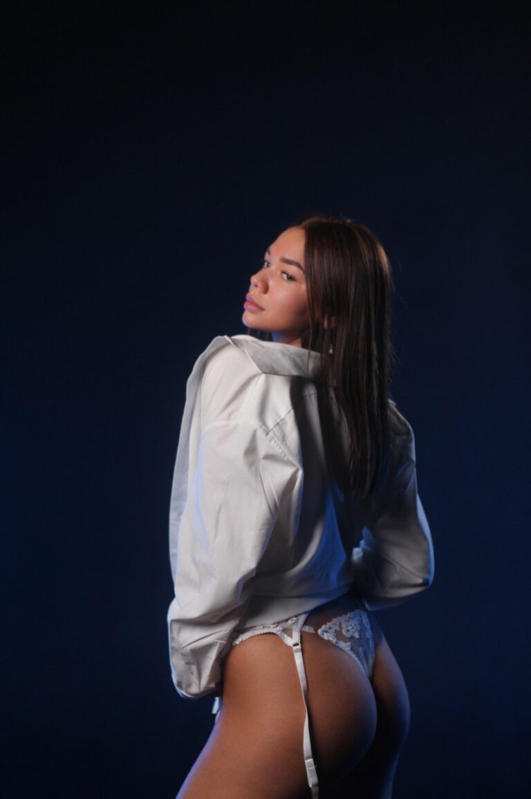 Эскортница Аделия - грудь 3, рост 178 см, вес 58 кг, цвет волос Русые, этничность Европейская