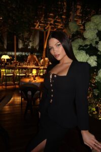 Эскортница Касандра - грудь 2, рост 167 см, вес 56 кг, цвет волос Брюнетки, этничность Смешанная раса