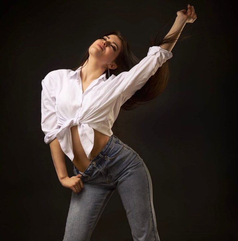 Эскортница Тиана - грудь 2, рост 170 см, вес 56 кг, цвет волос Брюнетки, этничность Европейская