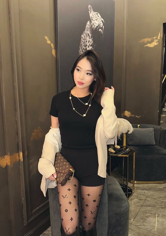 Эскортница Гулим - грудь 2, рост 167 см, вес 55 кг, цвет волос Шатенки, этничность Азиатская