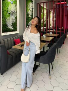 Эскортница Гулим - грудь 2, рост 167 см, вес 55 кг, цвет волос Шатенки, этничность Азиатская