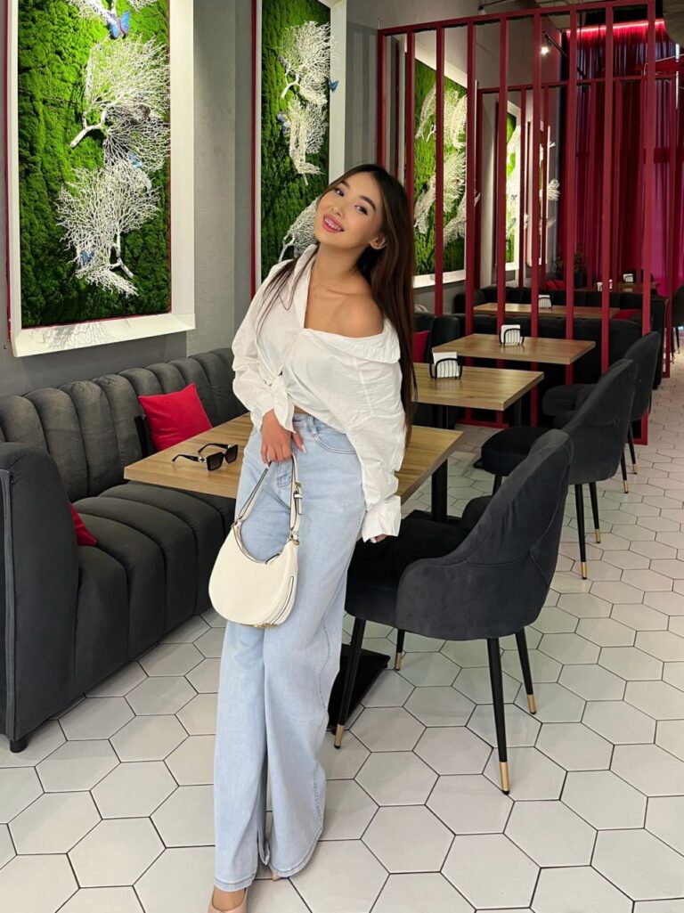 Эскортница Гулим - грудь 2, рост 167 см, вес 55 кг, цвет волос Шатенки, этничность Азиатская