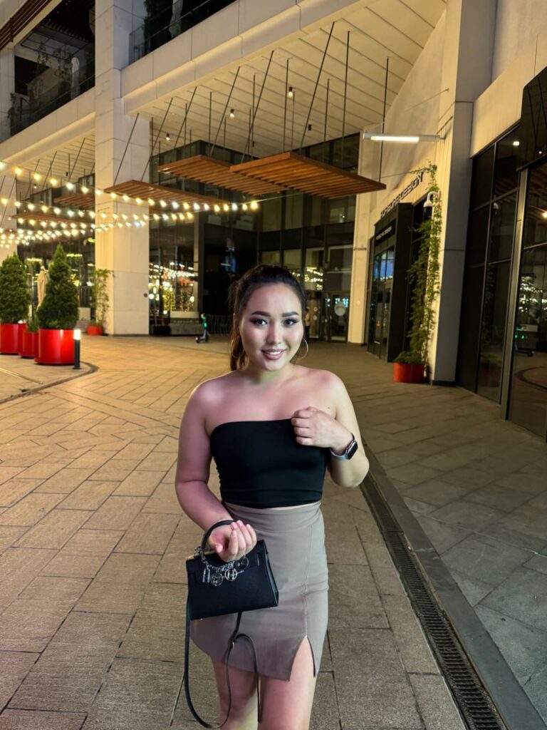 Эскортница Айдана - грудь 2, рост 160 см, вес 61 кг, цвет волос Шатенки, этничность Азиатская