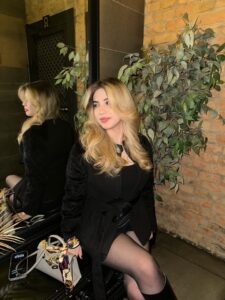 Эскортница Селин - грудь 3, рост 163 см, вес 53 кг, цвет волос Шатенки, этничность Европейская