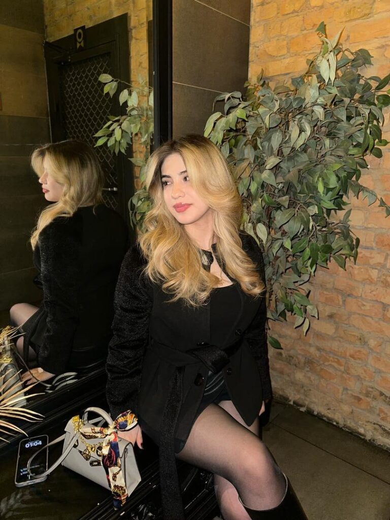 Эскортница Селин - грудь 3, рост 163 см, вес 53 кг, цвет волос Шатенки, этничность Европейская