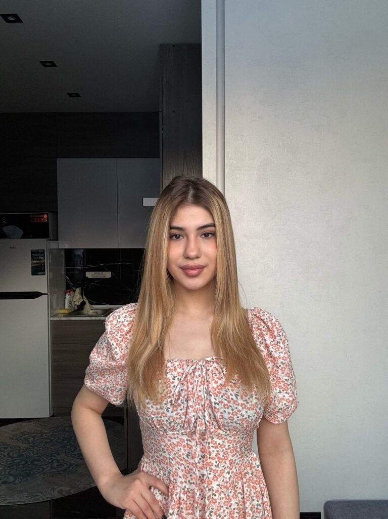 Эскортница Селин - грудь 3, рост 163 см, вес 53 кг, цвет волос Шатенки, этничность Европейская