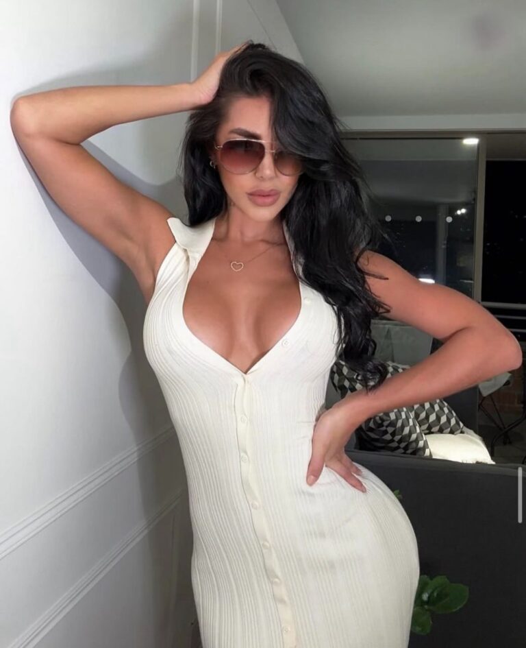 Эскортница Севиль - грудь 4, рост 165 см, вес 59 кг, цвет волос Брюнетки, этничность Латиноамериканская