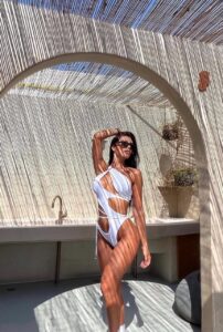 Эскортница Севиль - грудь 4, рост 165 см, вес 59 кг, цвет волос Брюнетки, этничность Латиноамериканская