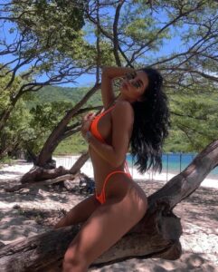 Эскортница Севиль - грудь 4, рост 165 см, вес 59 кг, цвет волос Брюнетки, этничность Латиноамериканская