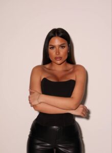 Эскортница Айсу - грудь 4, рост 168 см, вес 65 кг, цвет волос Брюнетки, этничность Латиноамериканская