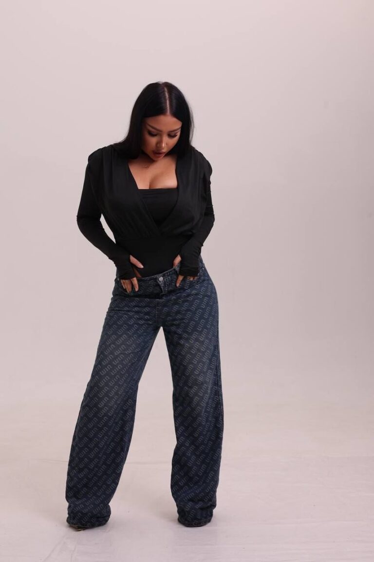 Эскортница Айсу - грудь 4, рост 168 см, вес 65 кг, цвет волос Брюнетки, этничность Латиноамериканская