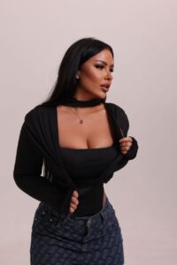 Эскортница Айсу - грудь 4, рост 168 см, вес 65 кг, цвет волос Брюнетки, этничность Латиноамериканская