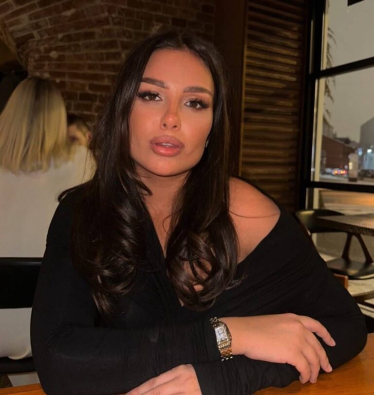 Эскортница Айсу - грудь 4, рост 168 см, вес 65 кг, цвет волос Брюнетки, этничность Латиноамериканская