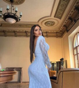 Эскортница Айсу - грудь 4, рост 168 см, вес 65 кг, цвет волос Брюнетки, этничность Латиноамериканская