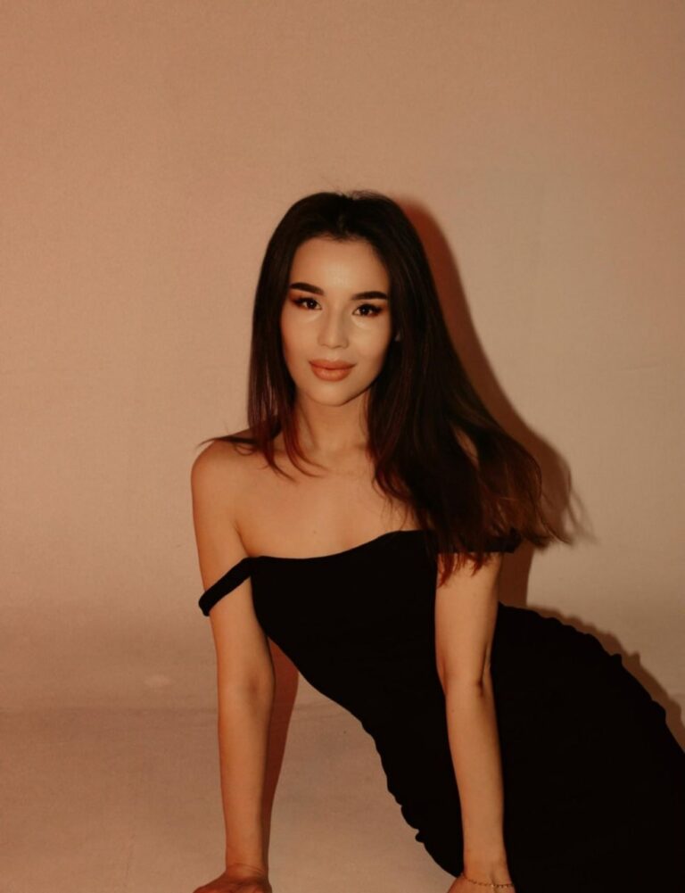 Эскортница Авери - грудь 1, рост 170 см, вес 49 кг, цвет волос Русые, этничность Азиатская