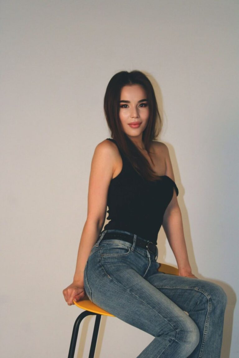 Эскортница Авери - грудь 1, рост 170 см, вес 49 кг, цвет волос Русые, этничность Азиатская