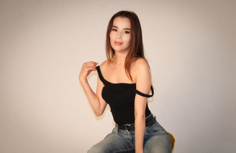 Эскортница Авери - грудь 1, рост 170 см, вес 49 кг, цвет волос Русые, этничность Азиатская