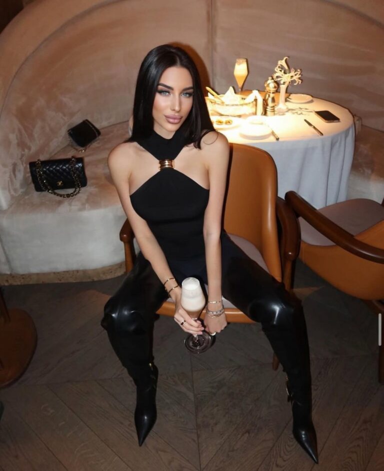 Эскортница Изабелла - грудь 3, рост 170 см, вес 50 кг, цвет волос Брюнетки, этничность Латиноамериканская