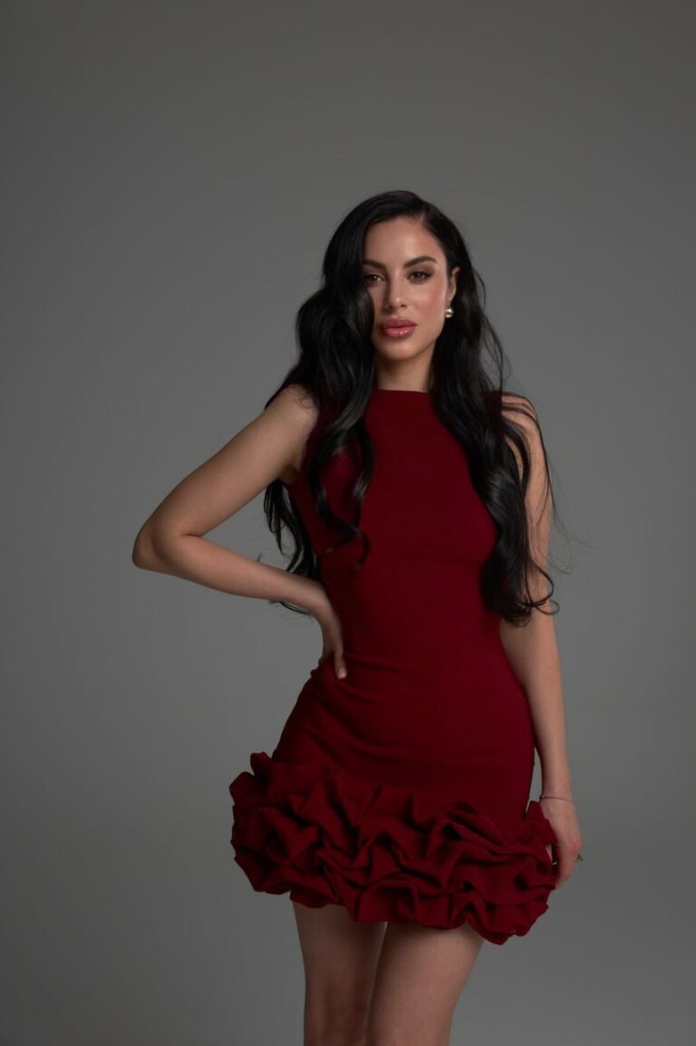 Эскортница Эми - грудь 3, рост 172 см, вес 55 кг, цвет волос Брюнетки, этничность Европейская