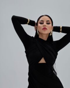 Эскортница Эми - грудь 3, рост 172 см, вес 55 кг, цвет волос Брюнетки, этничность Европейская