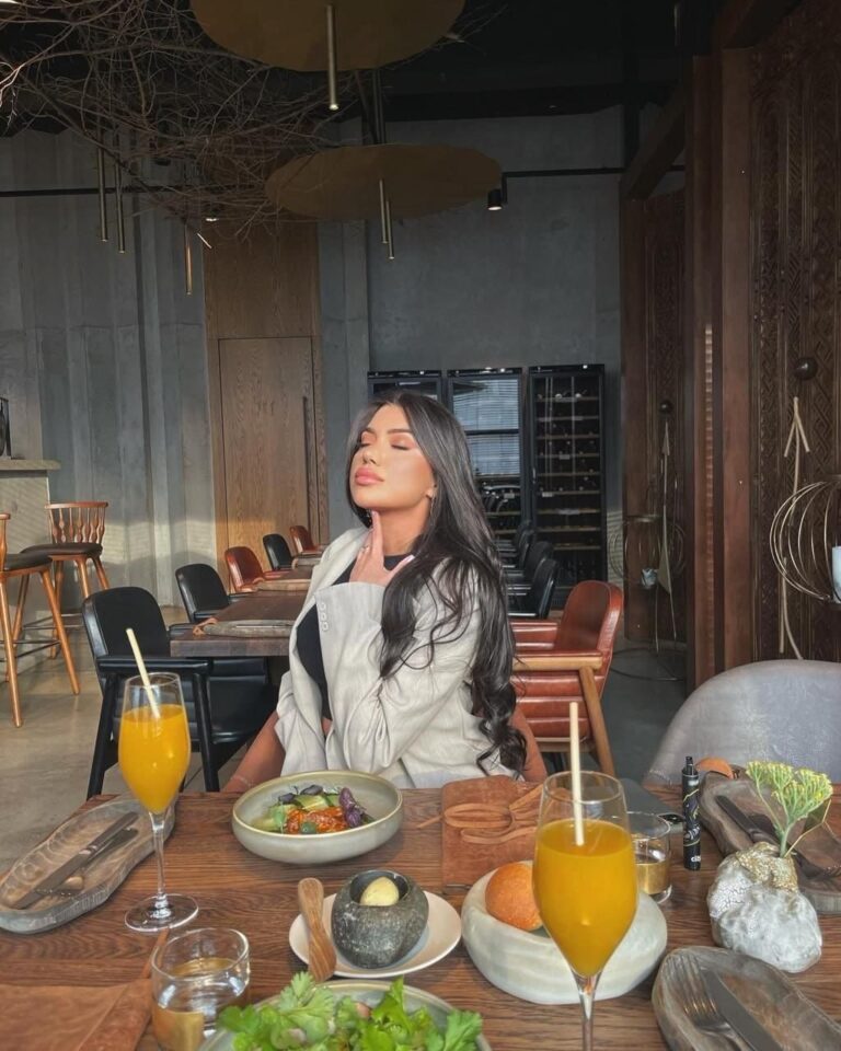 Эскортница Марьянна - грудь 3, рост 168 см, вес 58 кг, цвет волос Шатенки, этничность Европейская