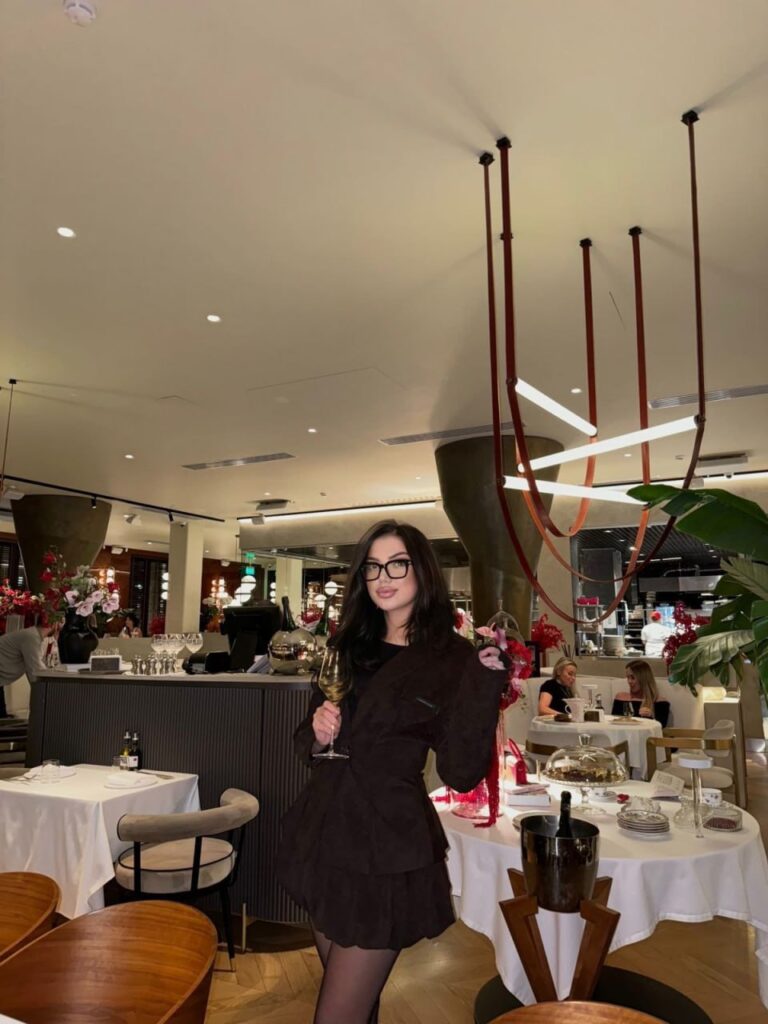 Эскортница Марьянна - грудь 3, рост 168 см, вес 58 кг, цвет волос Шатенки, этничность Европейская