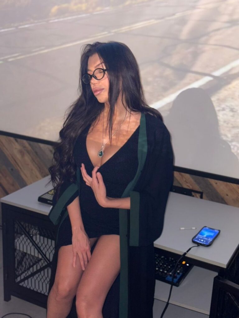 Эскортница Марьянна - грудь 3, рост 168 см, вес 58 кг, цвет волос Шатенки, этничность Европейская