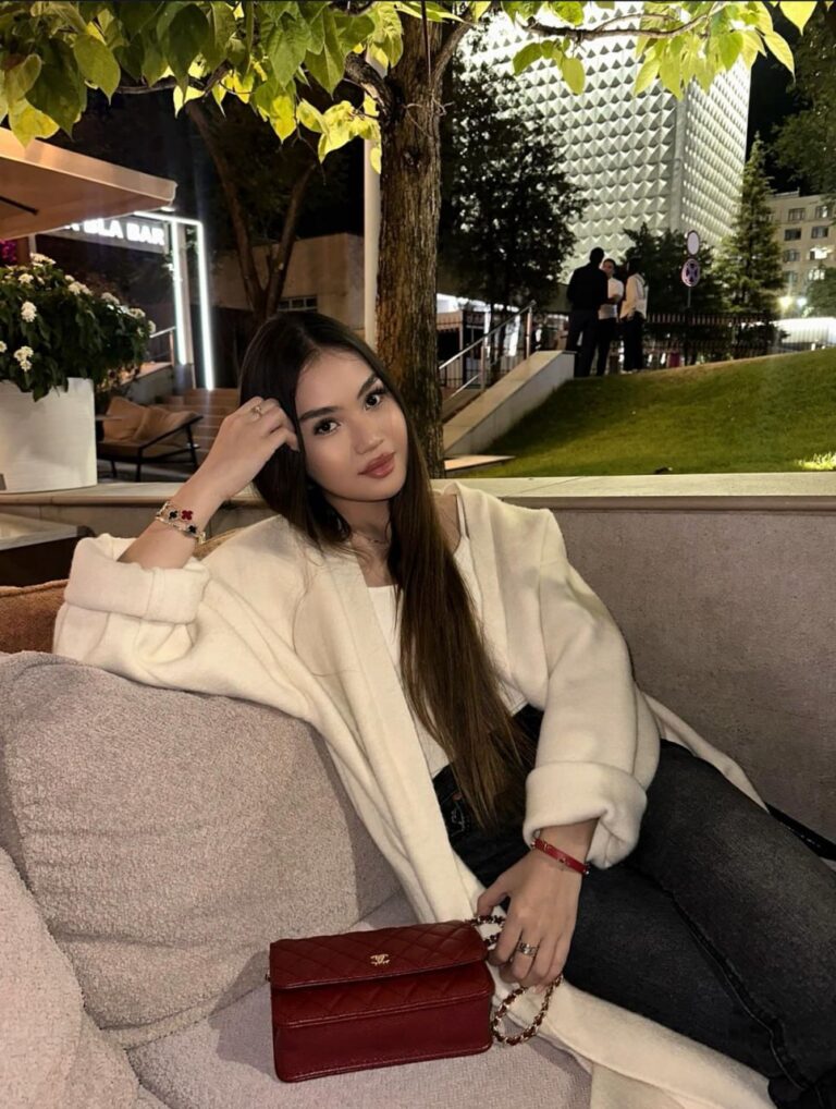 Эскортница Адель - грудь 1, рост 168 см, вес 50 кг, цвет волос Брюнетки, этничность Азиатская