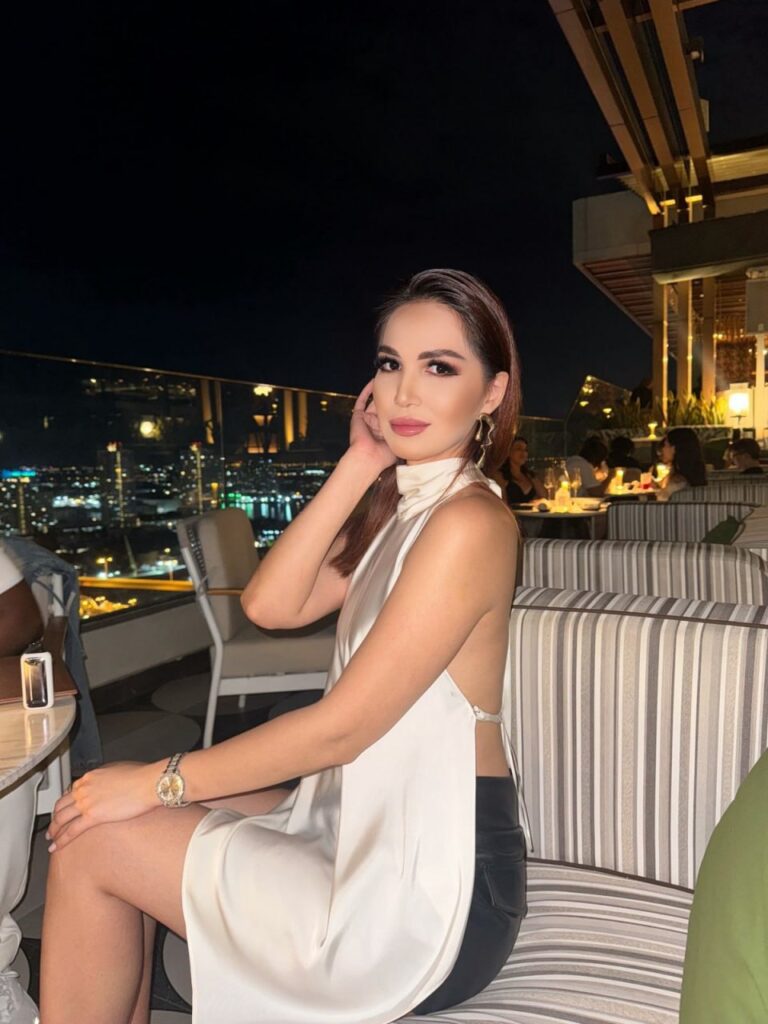 Эскортница Белла - грудь 2, рост 175 см, вес 58 кг, цвет волос Шатенки, этничность Смешанная раса