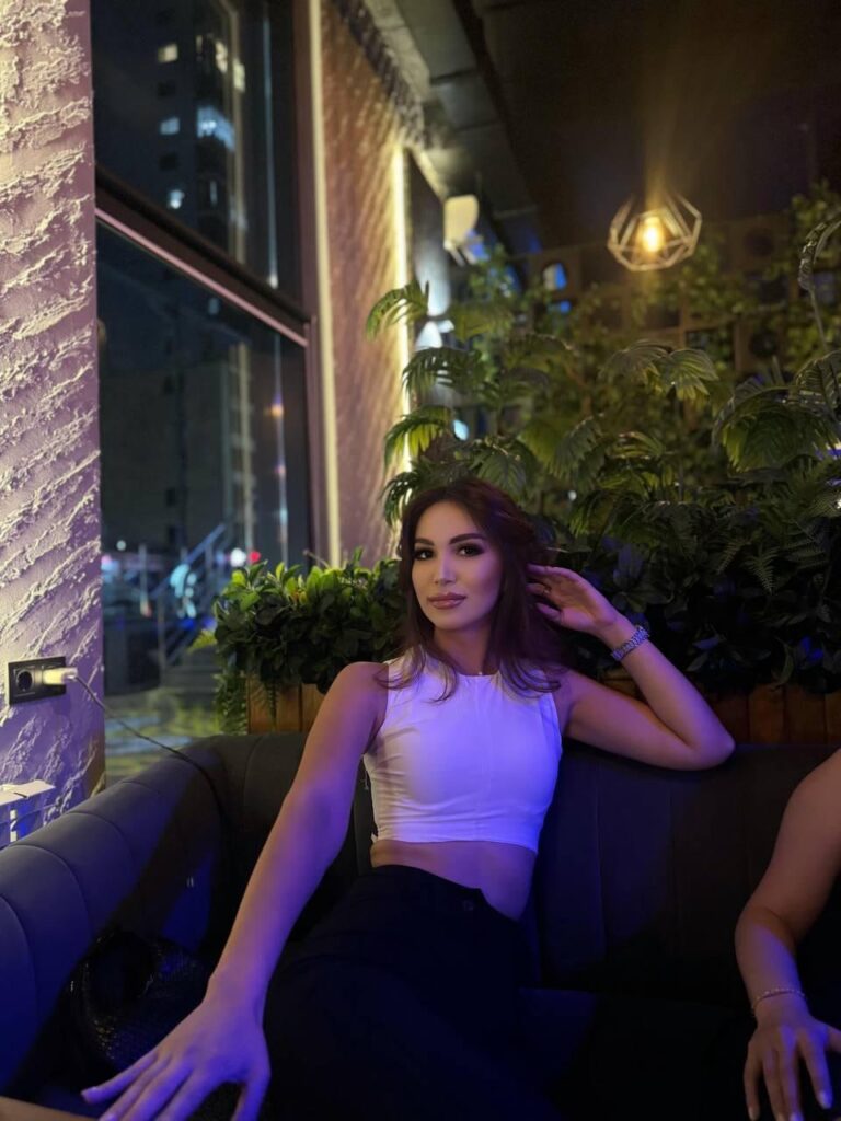 Эскортница Белла - грудь 2, рост 175 см, вес 58 кг, цвет волос Шатенки, этничность Смешанная раса