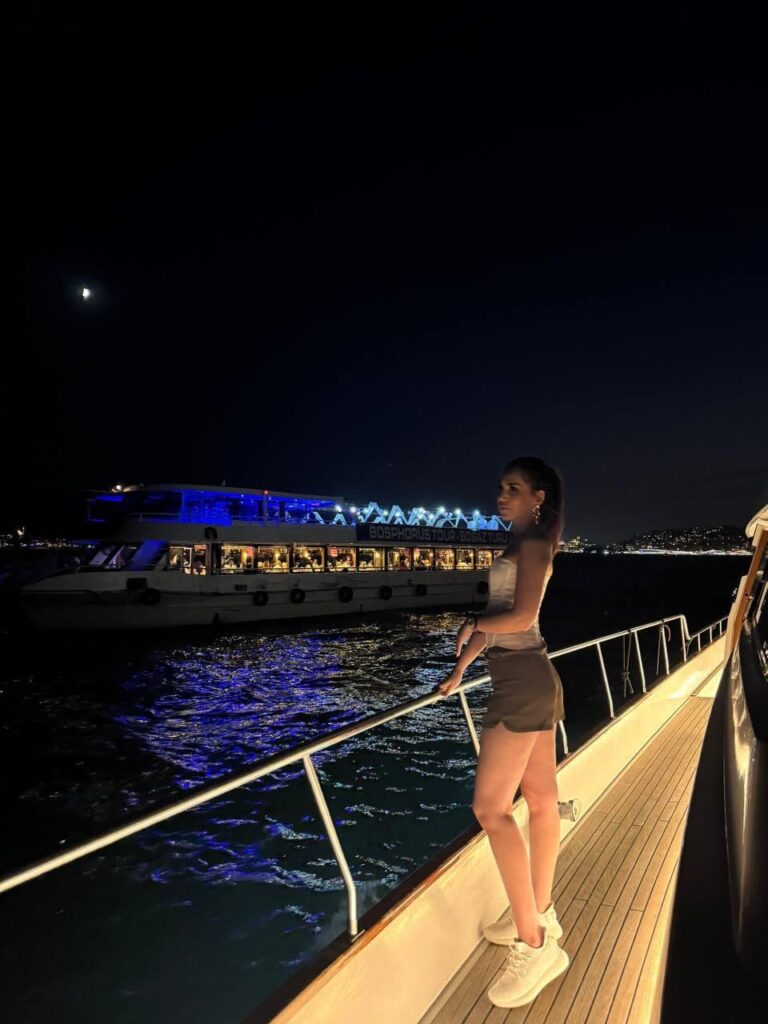 Эскортница Белла - грудь 2, рост 175 см, вес 58 кг, цвет волос Шатенки, этничность Смешанная раса