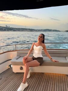 Эскортница Белла - грудь 2, рост 175 см, вес 58 кг, цвет волос Шатенки, этничность Смешанная раса