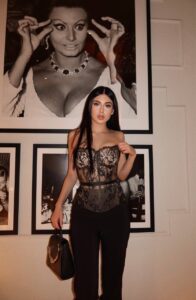 Эскортница Амина - грудь 2, рост 170 см, вес 46 кг, цвет волос Брюнетки, этничность Европейская